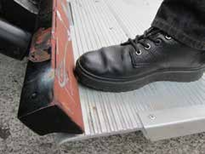 Mechanical anti-trap foot guard bar
