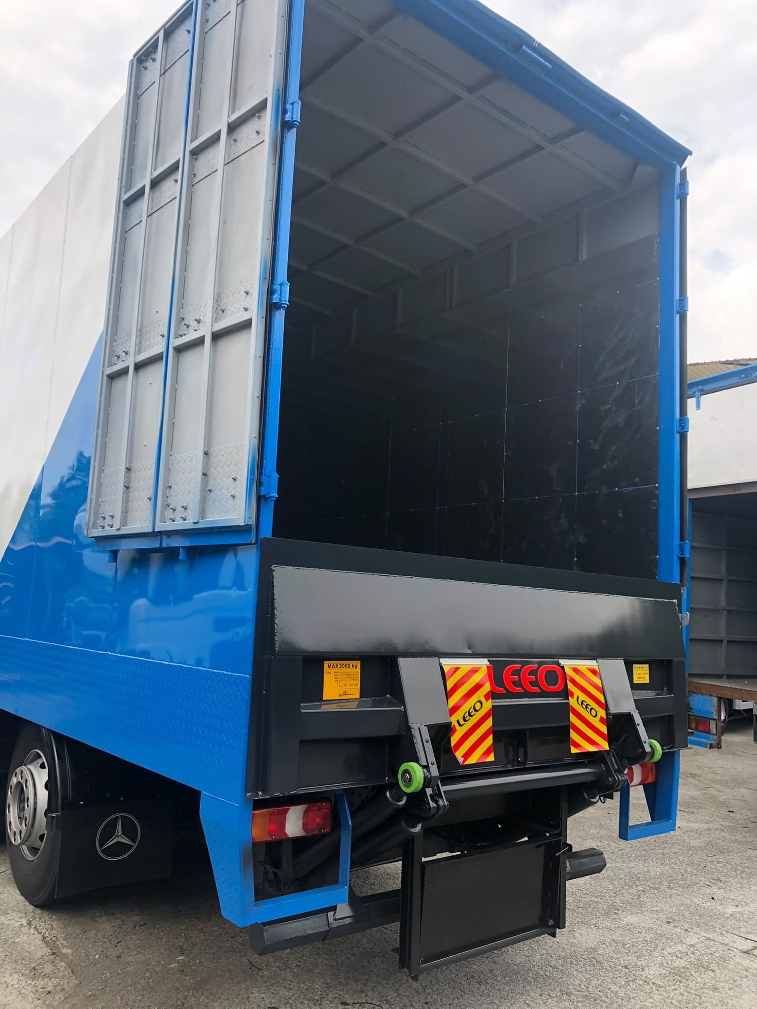 Steel tail lift specially designed for airport airfreight