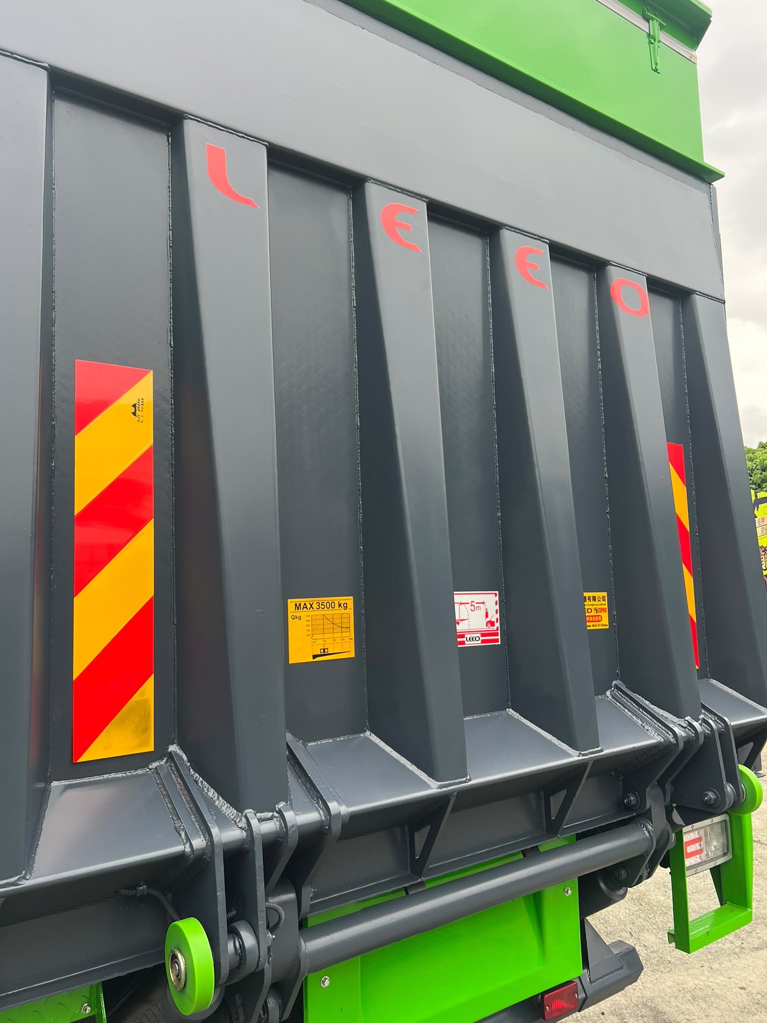 Steel tail lift for 3.5T truck, 2 m long
