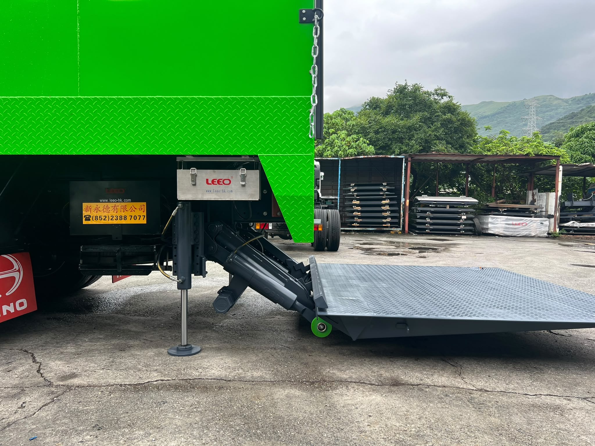 Steel tail lift for 3.5T truck, 2 m long