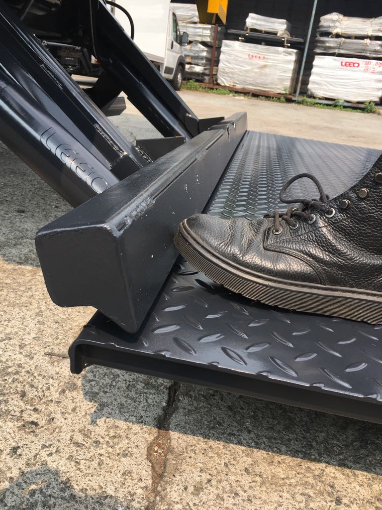 Mechanical anti-trap foot bar